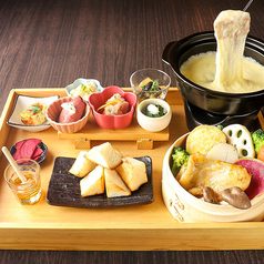 チーズと生はちみつ彩る京のおばんざい御膳の写真
