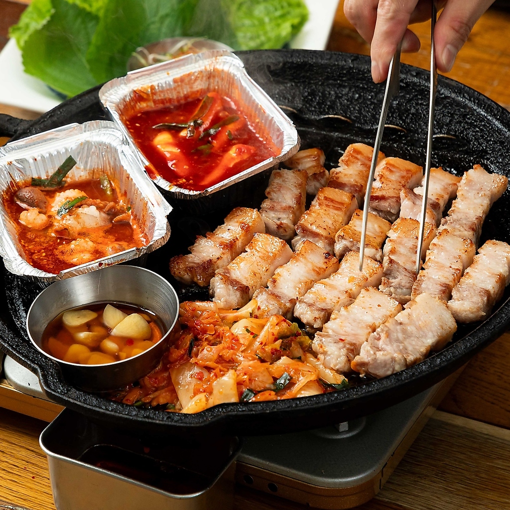 焼いている香りも食欲をそそります。仲間と楽しくワイワイサムギョプサルパーティー♪