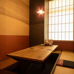 周りを気にせずゆっくりお楽しみ頂くならこちらの個室へ。プライベートな空間でおくつろぎ頂けます!ご家族でのお食事会にも是非ご利用下さい。