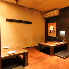 【つなげて最大10名様】4名様向けのお席。隣のお席とはすだれで仕切れる半個室タイプのお席です。