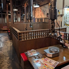 テーブル席（最大12名様）仕切りで目線が気になりません♪仕切りで分かれたBOXタイプのお席です！ 当店中央のテーブル席は6、4、2名様テーブル席が仕切りで分かれて設置されております。ソファータイプの為、ご友人同士やご家族でのお食事に最適です。