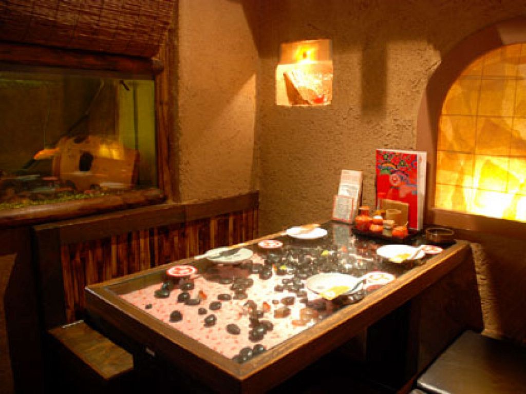 【1階フロア】シーサーや泳ぐ金魚、軽やかな水音に和み、癒されます♪