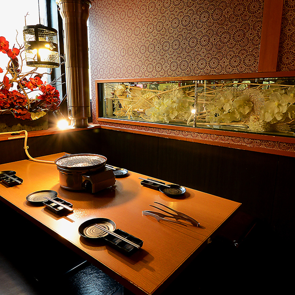 ゆったり寛げる和モダン空間でお食事をお楽しみください。