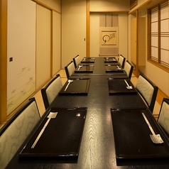 2～14席までの、イス席のお座敷です。人数に合わせてお部屋をご用意いたします（板戸で仕切りをした、完全個室です）。