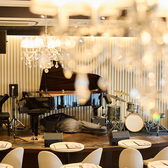 店内には生演奏に対応したグランドピアノを備えており、タイミングによっては臨場感あふれる生演奏をお楽しみいただけます。音楽に包まれた上質な空間で、料理とともに特別なひとときを演出。記念日や大切な会食にもふさわしい、落ち着きと華やかさを兼ね備えた設備です。