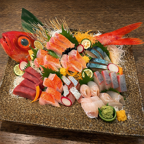 こだわりの鮮度抜群の刺身を。カウンター、個室、広い店内で歓送迎会や宴会にも是非！