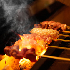 『熟成ダレ』と『オリジナル塩』で仕上げる炭火焼鳥