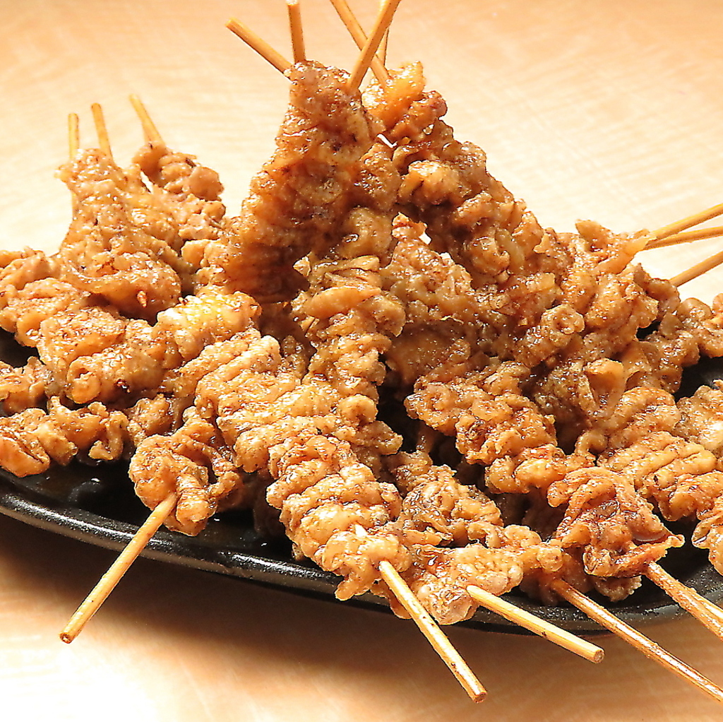 「名物　秘伝かわ串」は甘辛タレのパリパリ食感が特徴！秘伝のスパイシー粉でお召し上がりください★