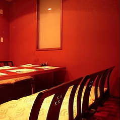 掘りごたつの個室もご用意しております。美味しい食事と楽しい時間をお過ごしください。