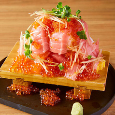 鮮魚といくらがあふれる豪快名物こぼれ寿司