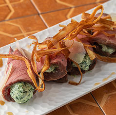 ローストビーフとリコッタチーズのロール ゴボウのフリットと白バルサミコ