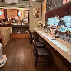 清潔感のある白いカウンター席。目の前で焼き上げるライブ感を楽しめる特等席です♪お一人様やカップルでのサク飲みに最適◎