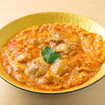 ランチからディナーまでファンが多い親子丼。こだわりの卵を使っています