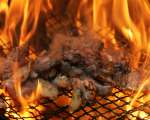 【JR福間駅】赤鶏のもも焼きは炭の香りとにんにく胡椒の風味が最高！焼酎のお供に！