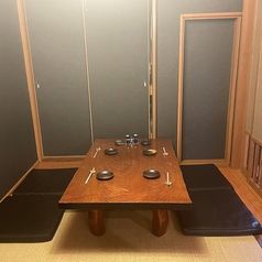 当店では、最大4名様までご利用いただける座敷席をご用意しております。落ち着いた空間で、贅沢にくつろぎながらお料理とお酒を楽しむことができます。大切な友人や家族との特別な時間にぴったりです。心地よい雰囲気の中で、素敵なお食事のひとときをお過ごしください。皆様のご来店を心よりお待ちしております。