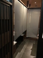 ロールカーテンがついたお席は自分達だけの空間に。周りを気にせずお楽しみいただけます！