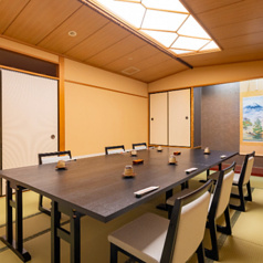 おしゃべりにぴったりなプライベートなスペースが充実したお店。活気ある雰囲気の中で、楽しい会話が弾むこと間違いなし。賑やかな時間を楽しみながらも、落ち着いてお話ができる心地よい空間です。会社やお仲間のお集まりなどで、特別な時間をぜひ体験してみてください。