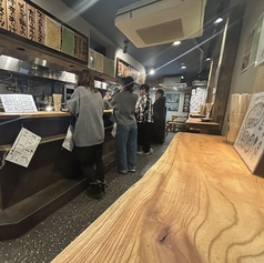 カウンターは全て立ち飲み席です。