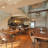 Wi-Fi完備で、観光の合間の情報検索やリモートワークにも対応。店内は広々とした席配置となっており、ゆったりとした空間で快適にお過ごしいただけます。長時間の滞在でも安心の環境です。