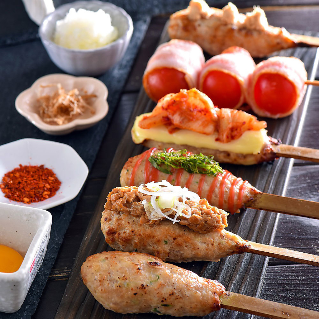 炭火居酒屋たまの名物「生つくね」。生の状態から一気に炭火で焼き上げる看板メニュー！