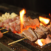 炭火×職人技で心を込めて焼き上げる《もつ焼き》