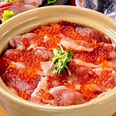 和牛、海鮮の土鍋ご飯の写真