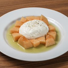 季節の果物とブラータチーズ