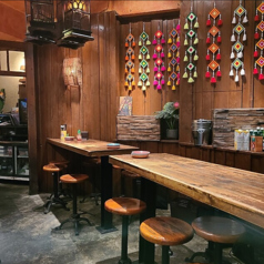 当店では、貸切も行っており、20名から50名様までのご利用が可能です。お祝いやサプライズパーティーにも最適なスペースをご提供しており、特別な時間を演出します。さらに、2時間半以上の宴会にも対応しているため、ゆったりとした時間を楽しむことができます。大切な人たちと共に、思い出に残るひとときを是非当店で◎