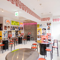 【2～4名様】赤い椅子と丸テーブルが並ぶ、明るい雰囲気の韓国料理店です♪カジュアルにご利用いただけるお席で、ワイワイ楽しいひとときをお過ごしください◎美味しい韓国料理を囲んで会話が弾むこと間違いなし◎総席数50席の店内は、全席喫煙可となっております！