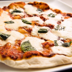 ハイクラス料理が敷居を低くリーズナブルに！生地から手作りするバラエティ豊かなピザ！人気のマルゲリータの写真