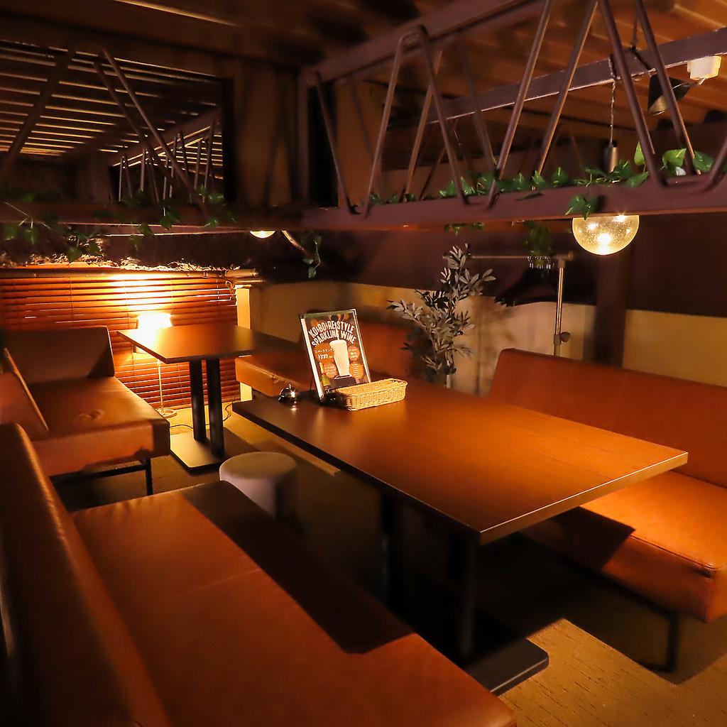 控えめのライトアップで雰囲気抜群のロフトソファ席はご予約必須の人気席！デートにもぴったりです◎