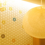 伊東豊雄のデザイン照明や、麻の葉のモザイクタイルに組子らんま。廊下の枯山水とお洒落な店内。