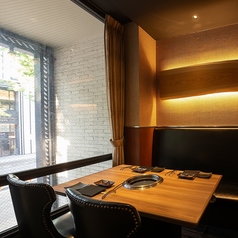 顔合わせやデート、接待にもご利用いただける、2～4名掛けのお席です。ランチ・ディナーどちらもごゆっくりお過ごしいただけます。2名様～4名様/禁煙