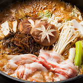 【特製牛肉ですき焼き】特選牛肉を自家製割り下のすき焼きでご堪能いただけます。甘めの割り下で煮る関東風のすき焼きに、2時間飲み放題のお酒も進む逸品や、最後のデザートまでがセットになったコースです。接待や会食などのビジネスシーンにおすすめです★