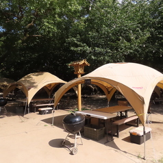 テーブルサイト◎開放感あふれる空間で、わいわい賑やかにBBQを楽しめるテーブル席です。場所利用料が無料で、リーズナブルに楽しみたい方にぴったり!友人や家族とのアットホームなひとときに最適です♪