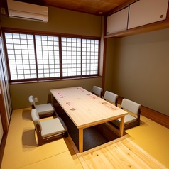 「茶の間」をイメージした和室の完全個室です。畳仕様の掘りごたつ席となっており、ご家族でのご利用や大事な接待など、他のお客様を気にせずプライベートを大切にしたいシーンなどで是非ご利用ください。
