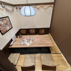 当店の掘りごたつ席は、ゆったりとした空間でリラックスしながらお食事を楽しめます。友人との集まりやデートにぴったりなプライベート感も魅力です♪足元が楽な設計で、長時間の滞在でも快適です★