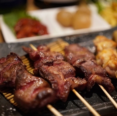 名物【牛タン串】柔らかく良質な上タン元を使用！一口噛むごとに良質な肉の旨みが口いっぱいに広がります♪の写真