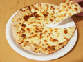 料理メニュー写真 岩塩とチーズのピザ