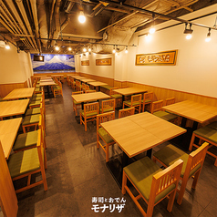 ［74名様］店貸切のご予約も承っております。店内奥には雄大な富士山の絵が象徴的に佇み、広々としたレイアウトでありながら、温もりと静謐さを大切にした設計が施され、寛ぎの中で美食を愉しめます。