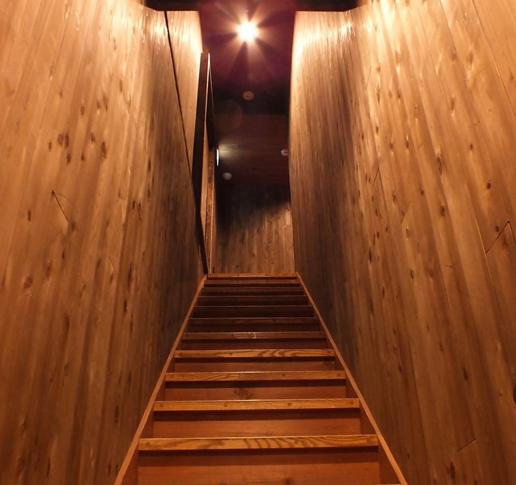 大宴会は２階のお座敷へ。木の温もり×現代的なデザインの融合を随所に感じられる店内にも注目。