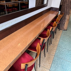 落ち着いた雰囲気の店内はカウンターとテーブル席をご用意しております。本格中華をお探しなら当店へ。