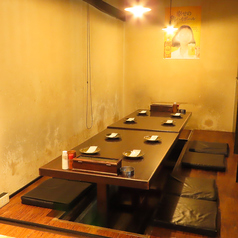 落ち着いた雰囲気の個室。少人数のご宴会に最適です。