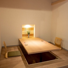 1階フロア、小上がりの半個室掘りごたつ席です。上品で広々とした空間に仕上がっており、ゆったりとお食事や会話をお楽しみいただけます。