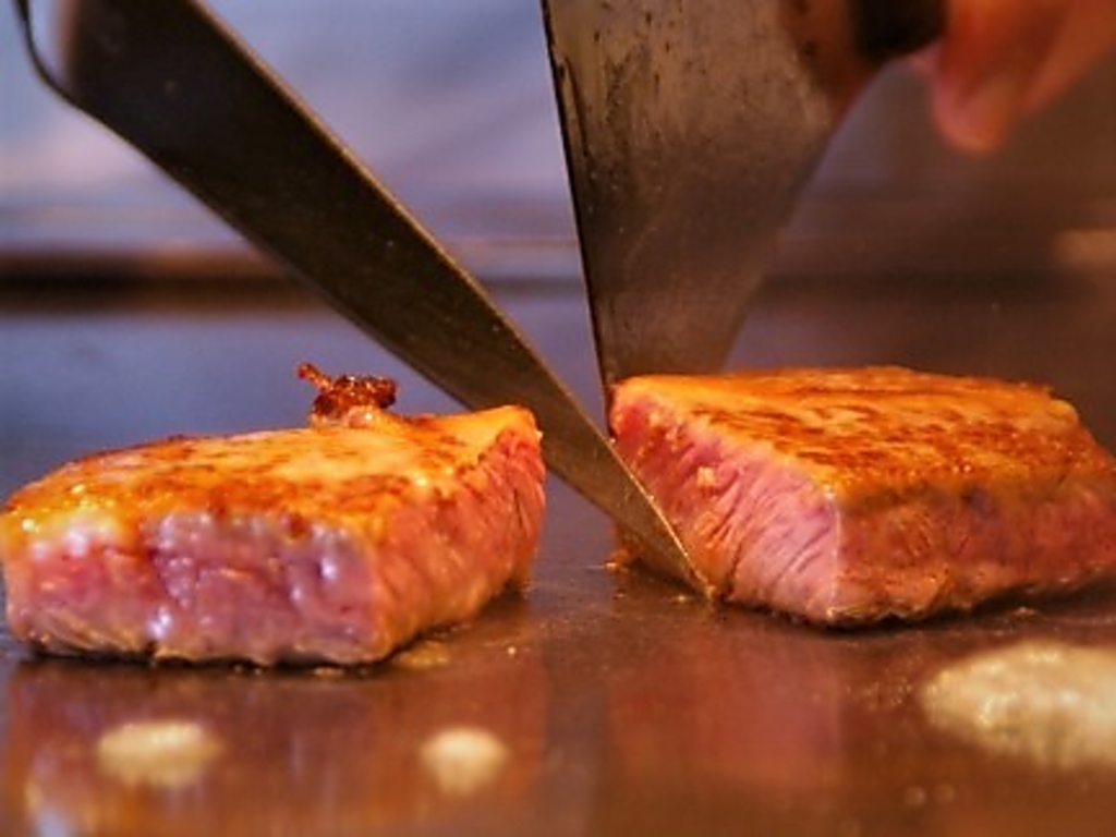 目の前で焼き上げるステーキは臨場感たっぷり！目でもお楽しみいただけます♪