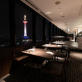京都の夜景を一望できるテーブル席。
