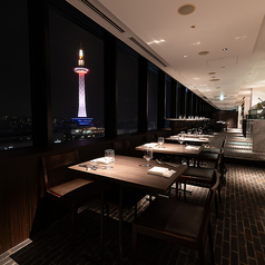 京都の夜景を一望できるテーブル席。