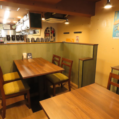 パーテイションで区切られたテーブル席は小規模パーティーにピッタリ。