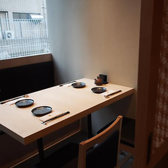 6名様まで対応可能な個室もご用意しております。ご家族でのお食事や、ご友人との集まり、ビジネスシーンでの会食など、様々なシーンでご利用いただけます。落ち着いた和の空間で寛ぎのひとときをどうぞ♪