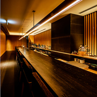 黒を基調とした落ち着きのある空間で、ゆったり過ごす